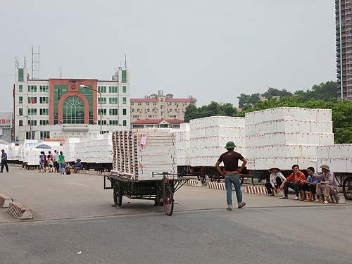 Vải thiều Việt Nam xếp hàng chờ giao dịch ở Hà Khẩu - Trung Quốc