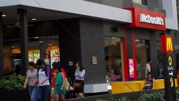 Thức ăn đường phố khiến McDonald’s, Burger King lao đao!