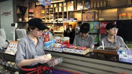 Người trẻ Việt vào cửa hàng tiện lợi ăn snack, uống nước ngọt và lướt net 