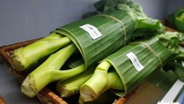 Học theo siêu thị ở Thái Lan, các cửa hàng nông sản gói rau củ bằng lá chuối