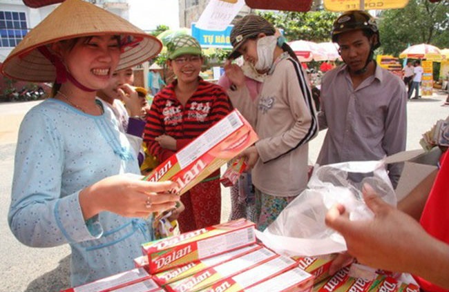 kem đánh răng Dạ Lan bán ở phiên chợ hàng Việt