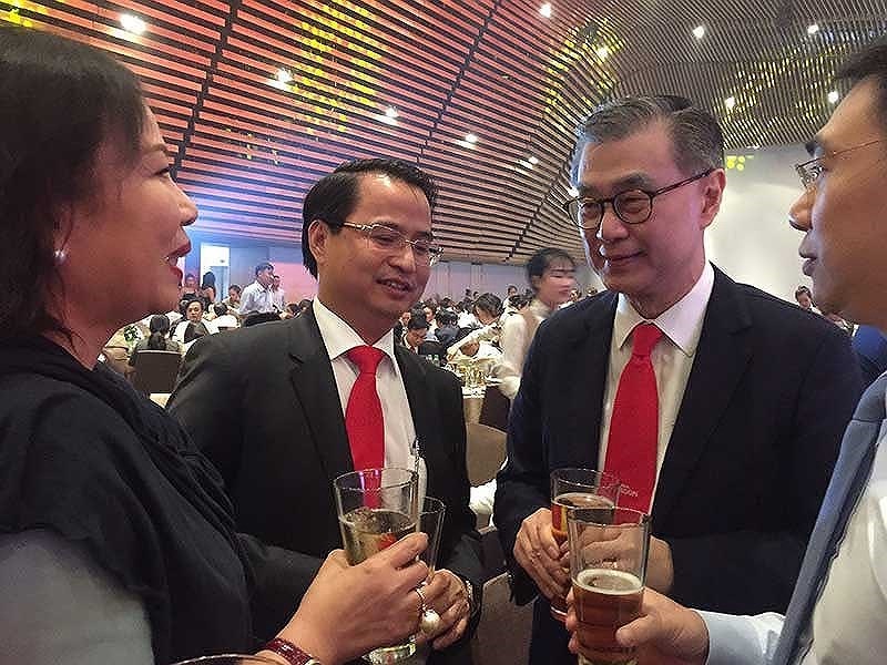 Ông Koh Poh Tiong, tân Chủ tịch Sabeco (thứ hai từ phải qua) và ông Võ Thanh Hà, cựu Chủ tịch HĐQT Sabeco.