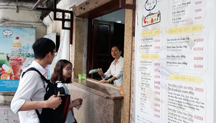  Khách hàng mua kem Thủy Tạ tại số 1 Lý Thái Tổ