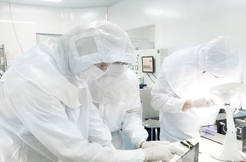 Các chuyên gia nước ngoài chuyển giao công nghệ sản xuất stent tại nhà máy USM Healthcare