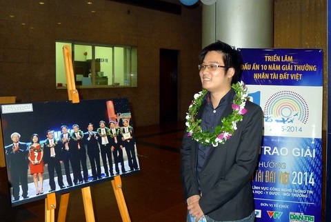 Anh Ngô Xuân Huy, trưởng nhóm tác giả sản phẩm Money Lover vui mừng trả lời phóng viên sau khi nhận giải (ảnh Bùi Hà). 