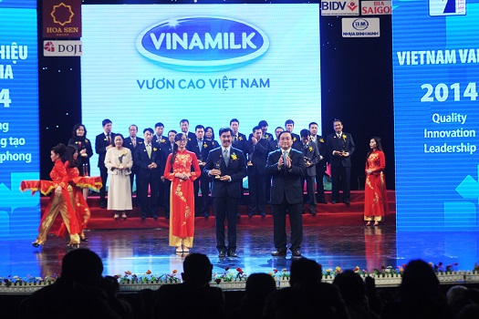 Giám đốc điều hành Vinamilk - Nguyễn Quốc Khánh đại diện công ty nhận danh hiệu thương hiệu Quốc gia 