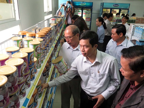 Khách hàng mua sắm tại điểm bán hàng “Tự hào hàng Việt Nam” đầu tiên ở tỉnh Nghệ An