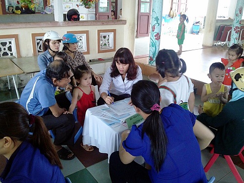 Ông ngoại đang chăm chú lắng nghe bác sĩ Vinamilk –Nguyễn Vĩnh Hoàng Oanh tư vấn chế độ dinh dưỡng cho bé.