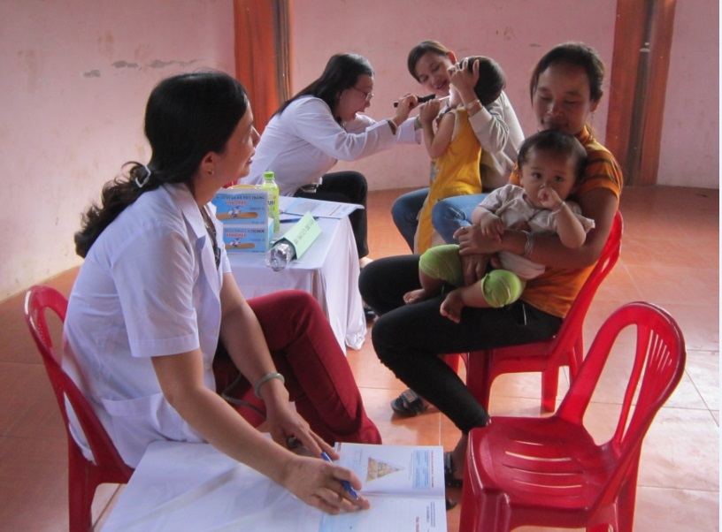 Bác sĩ Vinamilk- Hồ Thị Nam Huế đang tư vấn chế độ dinh dưỡng cho bé