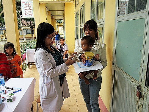 Bác sĩ Vinamilk trao quà tặng cho bé suy dinh dưỡng độ 2, tại điểm khám ngay khi khám và tư vấn cho bé và mẹ.