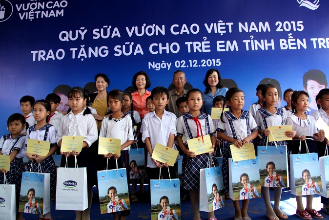 Quỹ Bảo trợ trẻ em Việt Nam và lãnh đạo Vinamilk trao tặng sữa cho các em học sinh tỉnh Bến Tre