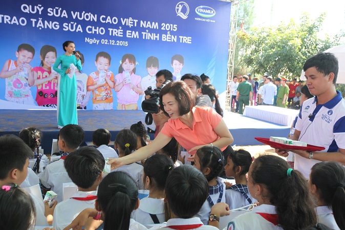 Bà Bùi Thị Hương, Giám Đốc Điều Hành Vinamilk trao tặng sữa trực tiếp cho các em học sinh trường tiểu học Cồn Bửng, Thạnh Phú, Bến Tre