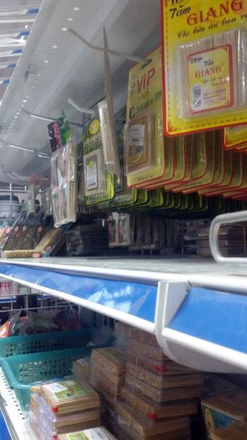 Rất nhiều sản phẩm tăm được bày bán tại siêu thị Intimex 