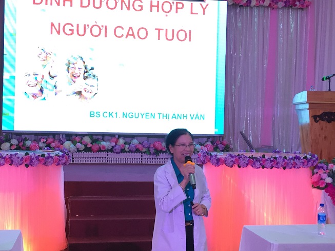 Bác sĩ Nguyễn Thị Ánh Vân trả lời câu hỏi của người tham dự