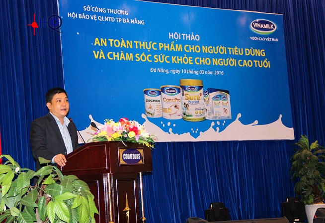 Ông Nguyễn Kim Trung - Giám đốc kinh doanh miền Trung 1 Vinamilk - phát biểu tại hội thảo ở Đà Nẵng