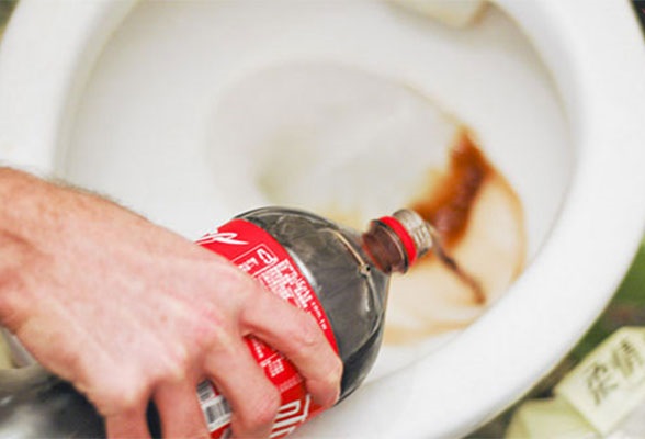 Đổ nước ngọt có ga vào bồn cầu thay cho “nước tẩy rửa”