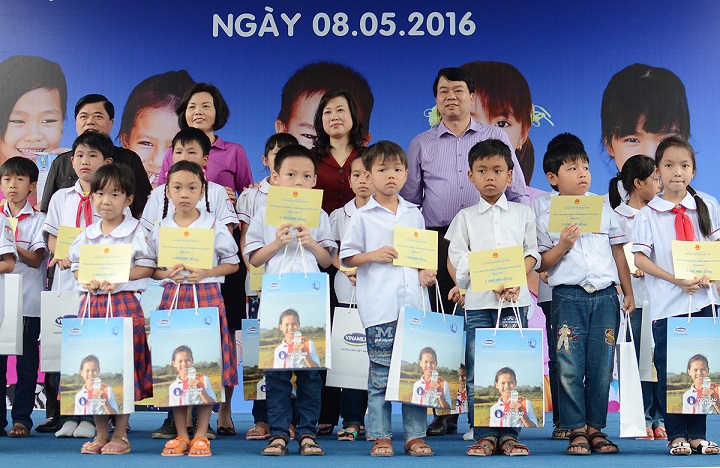 Bà Bùi Thị Hương – Giám Đốc Điều Hành Vinamilk trao tặng sữa cho các em học sinh tỉnh Ninh Bình