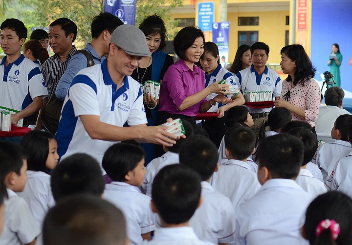 Bà Bùi Thị Hương – Giám Đốc Điều Hành Vinamilk trao tặng sữa trực tiếp cho các em học sinh trường tiểu học Ninh Xuân, huyện Hoa Lư, Ninh Bình