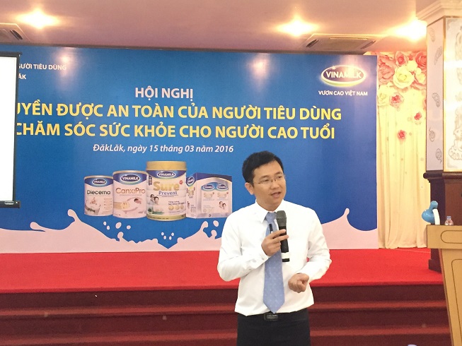 Ông Mai Thanh Việt, Giám đốc Marketing ngành hàng sữa bột Vinamilk phát biểu tại hội thảo