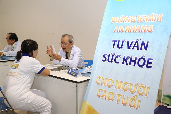 : Các Bác sĩ chuyên khoa Phòng Khám An Khang tư vấn chăm sóc sức khỏe cho người cao tuổi tham gia chương trình